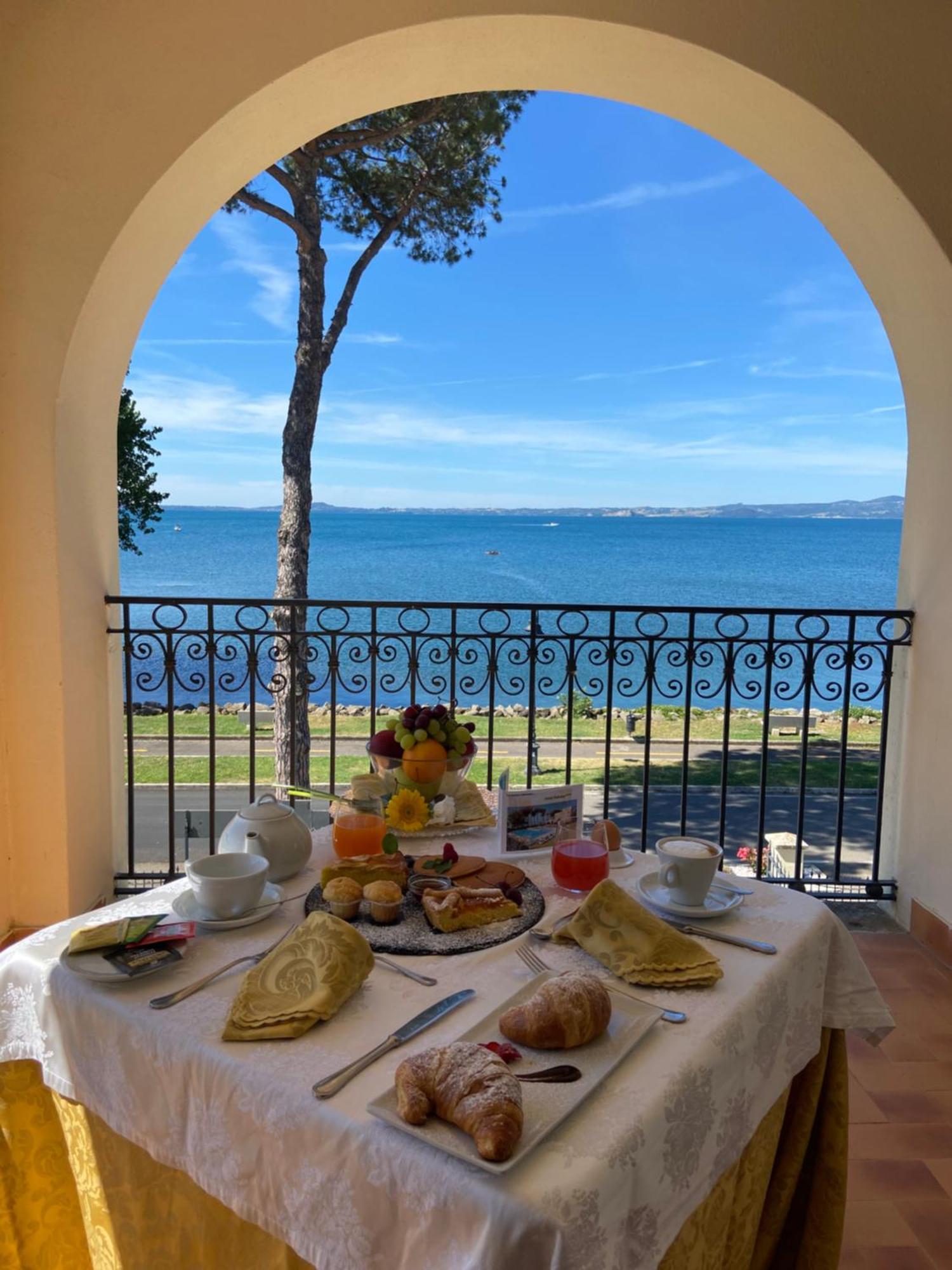 Hotel Holiday Sul Lago Bolsena Exterior photo